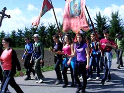 Csíksomlyói búcsúra vonuló fiatalok